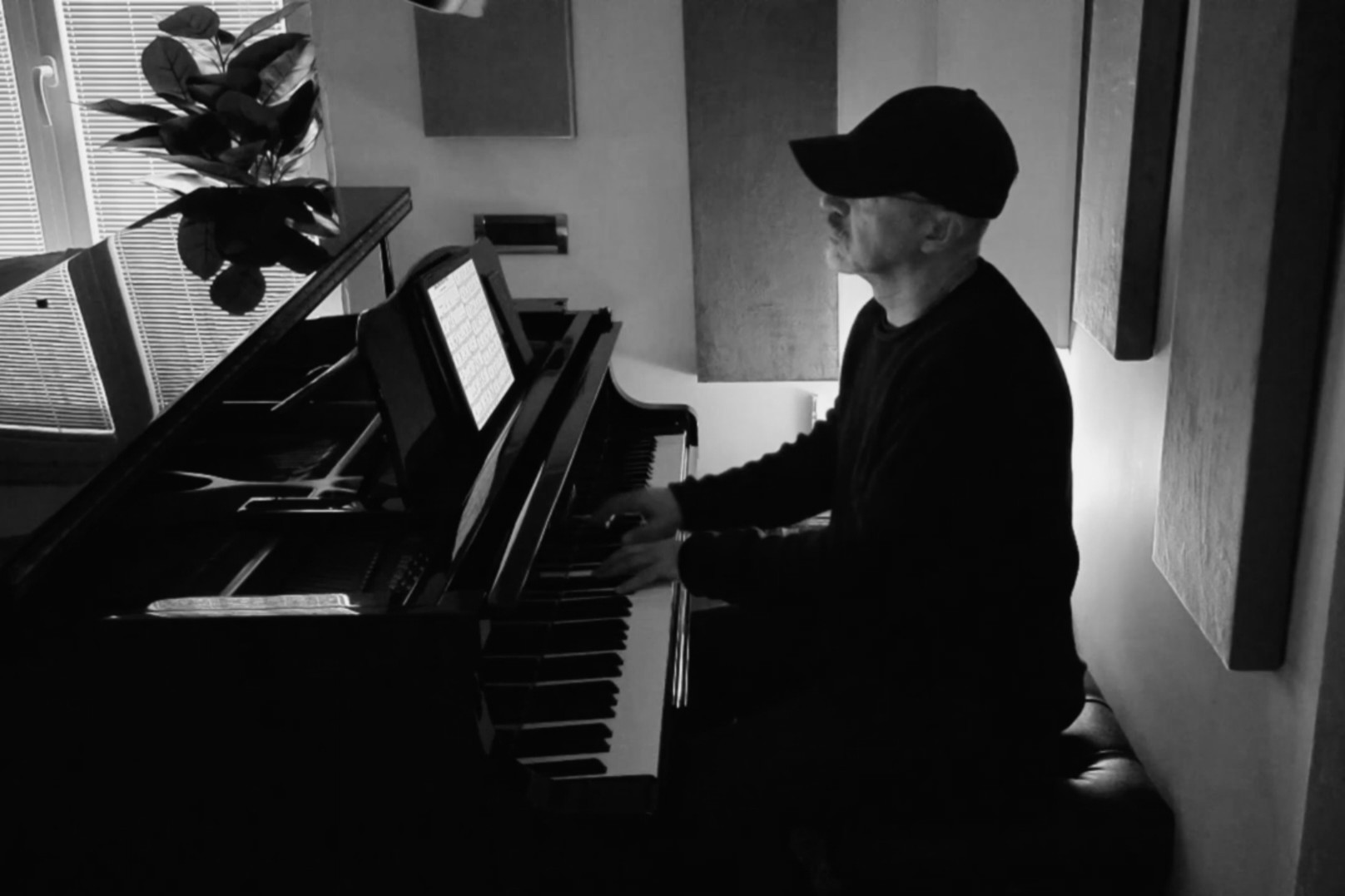 Dave Ivory suona il pianoforte